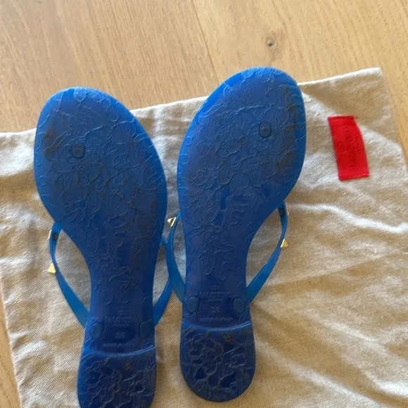 Valentineno Rockstud Thong Sandal. - Picture 3 of 8